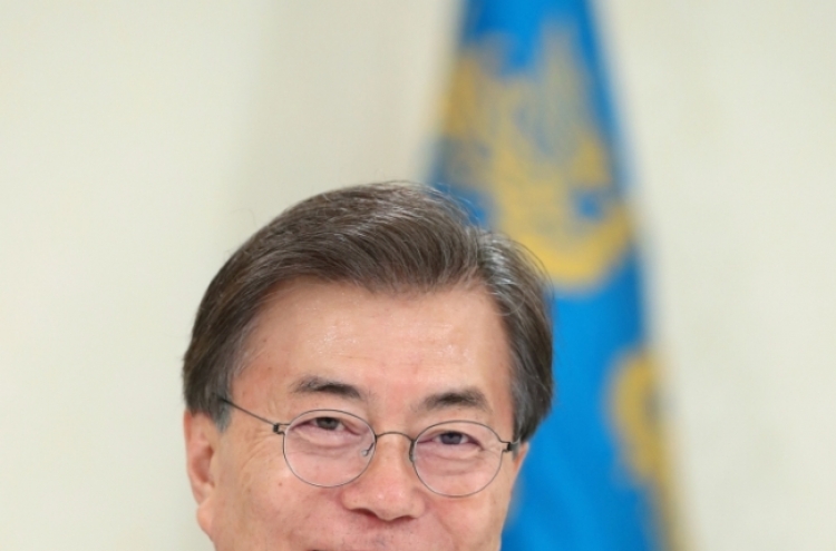 Moon ends 1st yr of presidency with upbeat approval rating: pollster