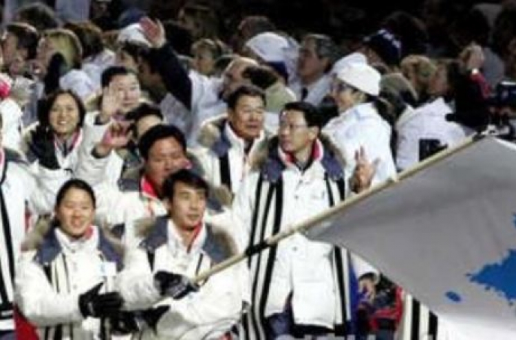 Korean flag bearer remembers "harmony" under Korean Peninsula flag at 2006 Winter Olympics