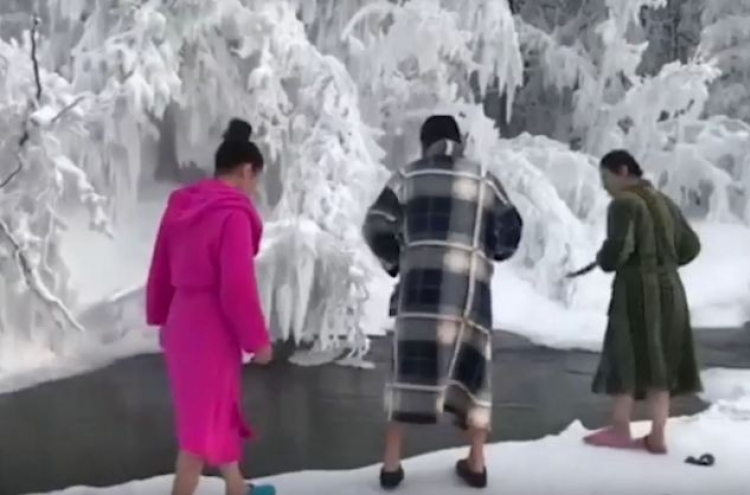 영하 65도 날씨에 얼음장 깨고 입수하는 사람들