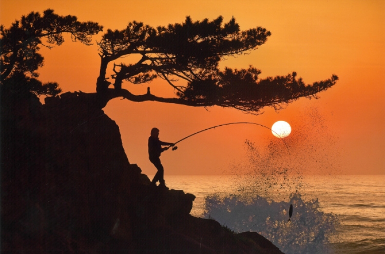 [Photo News] Fishing at sunset