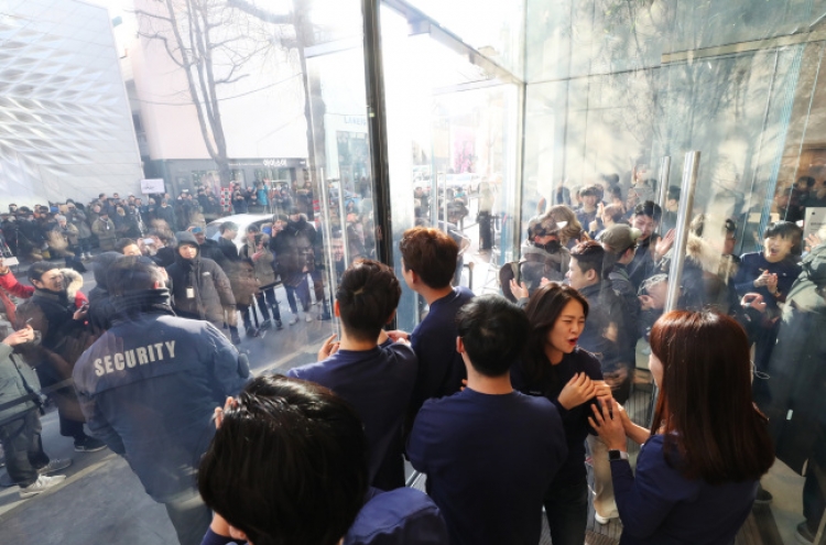 [Newsmaker] Apple opens its first store in S. Korea with fanfare