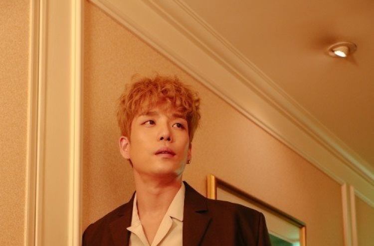 Singer Lee Chang-min stands on his own