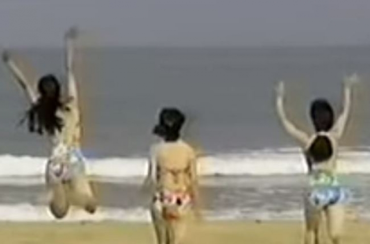 (영상) 동해 모래사장서 몸푸는 北여성 ‘목격돼’