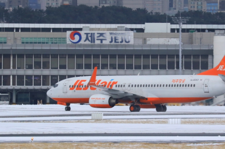 Over 100 flights delayed or canceled due to heavy snow on Jeju