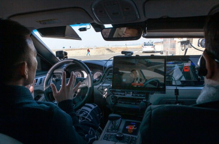 SKT showcases 5G inter-vehicle communication for autonomous driving