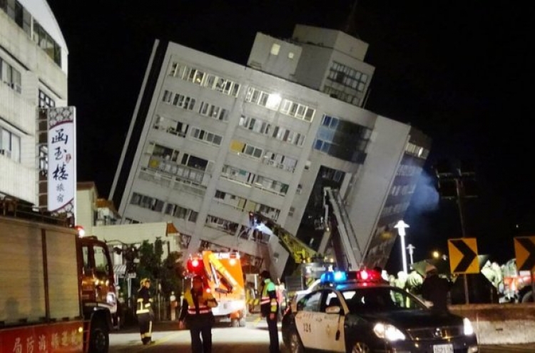 Taiwan quake kills 4, tilts buildings; over 140 missing