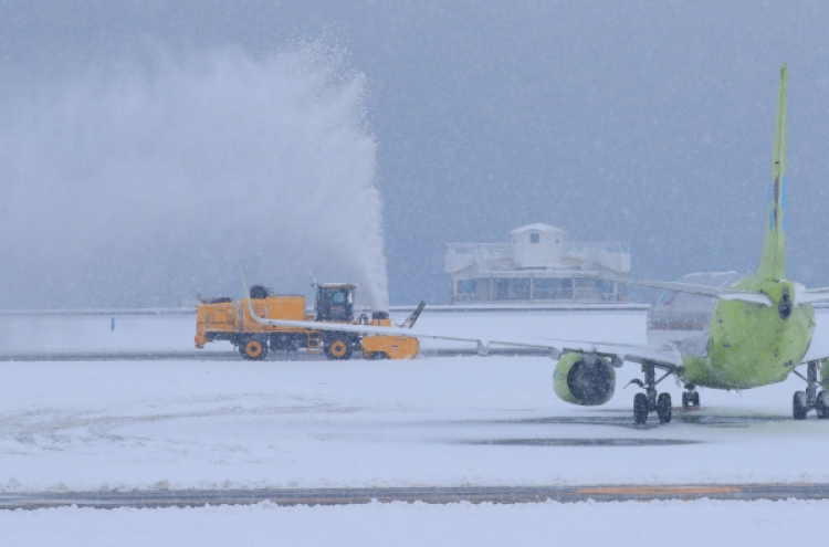 Jeju airport resumes operation after shut down due to heavy snow