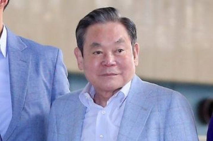 Samsung chief Lee booked for suspected tax evasion: police