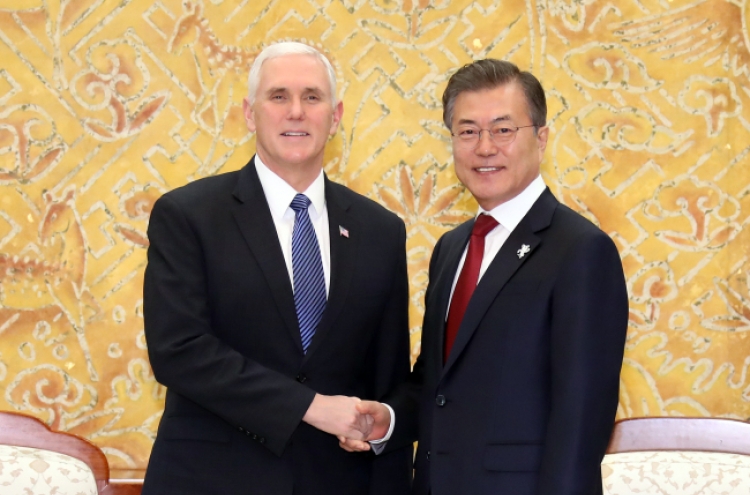 Moon expresses hopes for US-NK talks in meeting with top US, Chinese officials