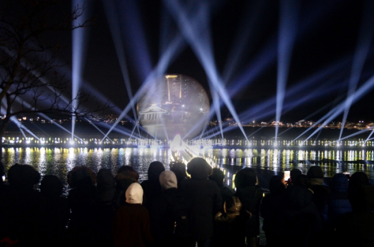 [Photo News] Artificial moon lights up Gangneung lake