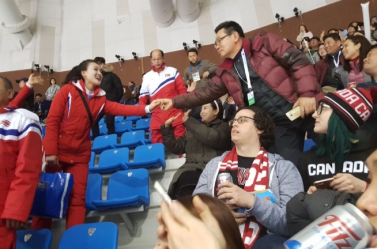 [PyeongChang 2018] The man who shook hands with the North Korean cheerleader