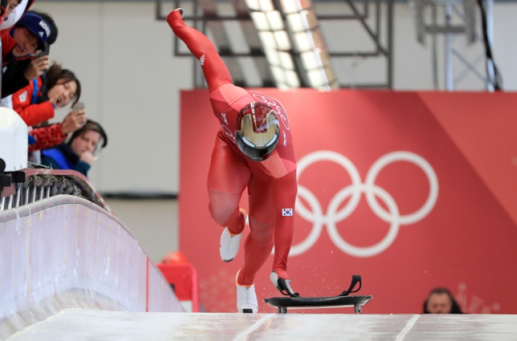 [Photo News] South Korean Olympic skeleton racer Yun Sung-bin takes off