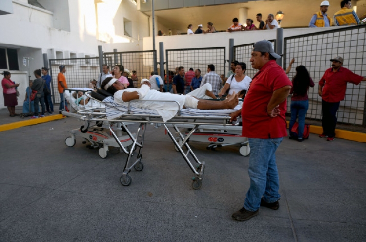 Strong quake shakes Mexico, causing panic