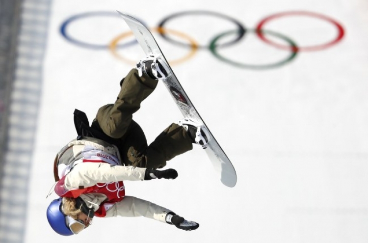 [Photo News] Olympic medalists hoist national flags