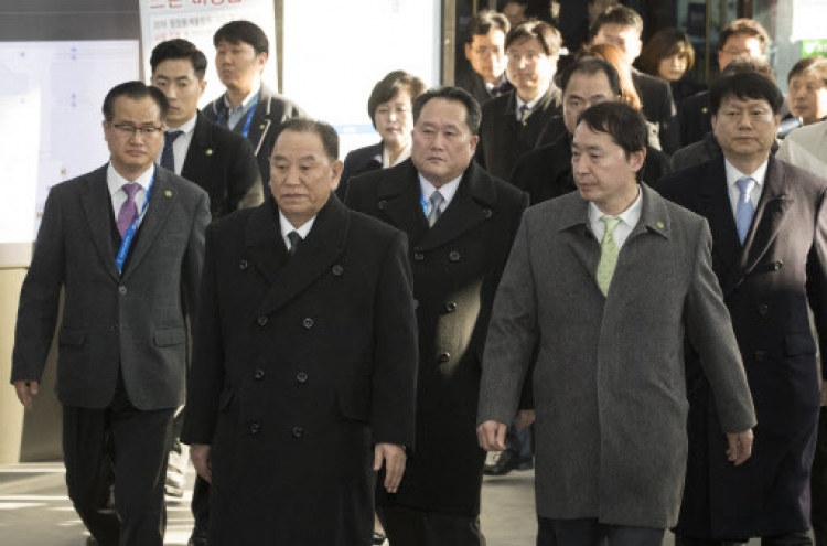 Moon meets N. Korean delegation chief in PyeongChang