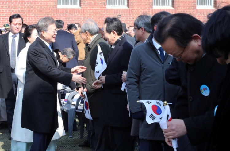[Photo News] Intentional snub? Opposition party chief cuts in front of President Moon