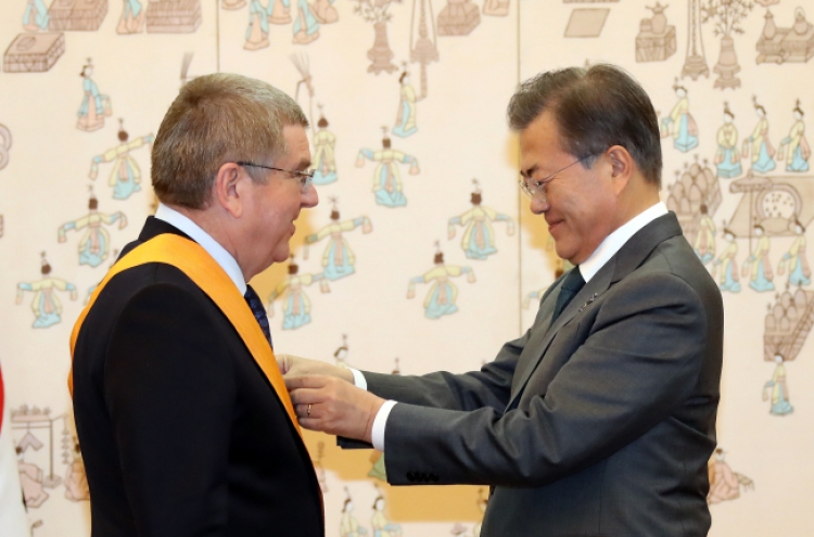 S. Korean president confers state decoration on IOC chief