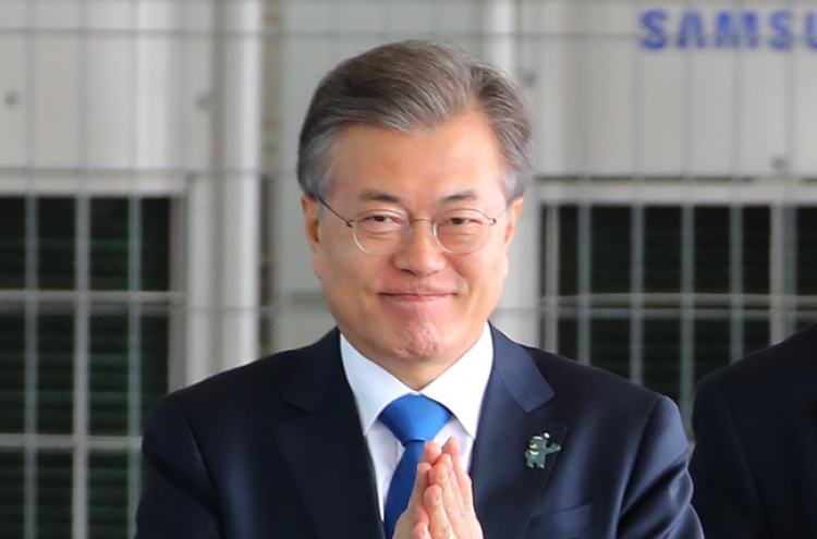 Moon's approval rating rises to 74% thanks to improved ties with NK