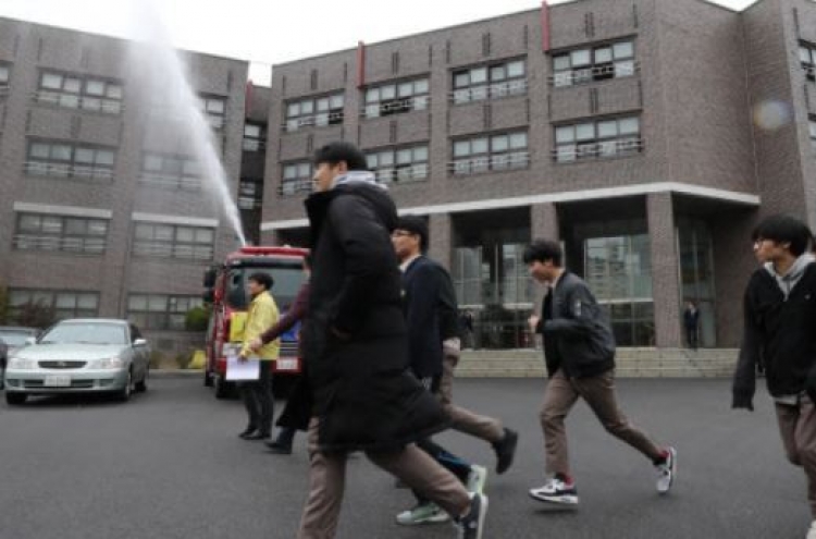 Unseasonable snowfalls force road, school closures in southern S. Korea