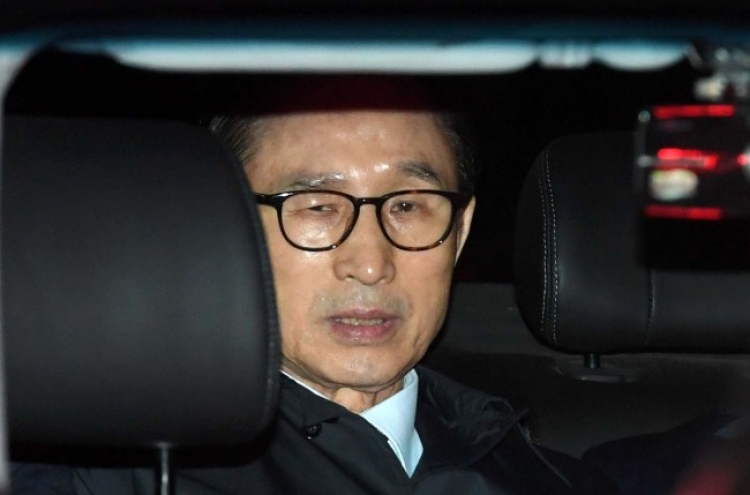 Prosecutors to resume questioning ex-President Lee early this week