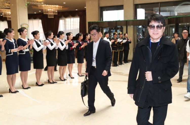 Main part of S. Korean art troupe arrives in N. Korea