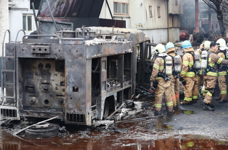 Massive fire sets Incheon chemical recyling plant ablaze