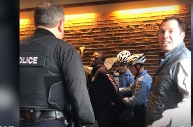 美 스타벅스 인종차별 논란…'주문없이 앉은' 흑인 체포