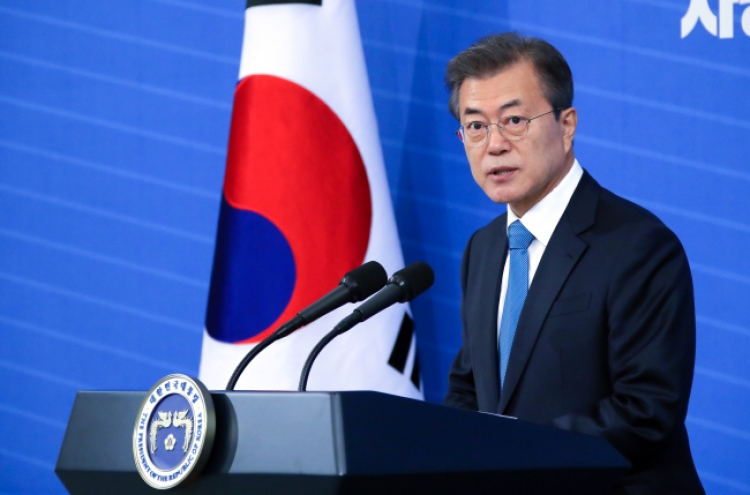 Moon's approval rating declines amid controversy over FSS chief