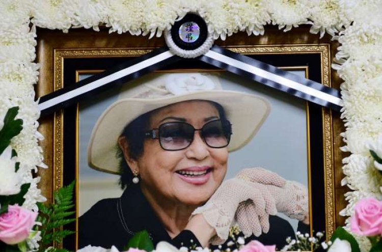 Funeral held for late film icon Choi Eun-hee