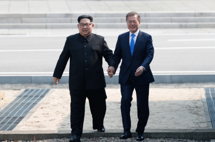 [Breaking] Moon greets NK leader as he crosses border into South