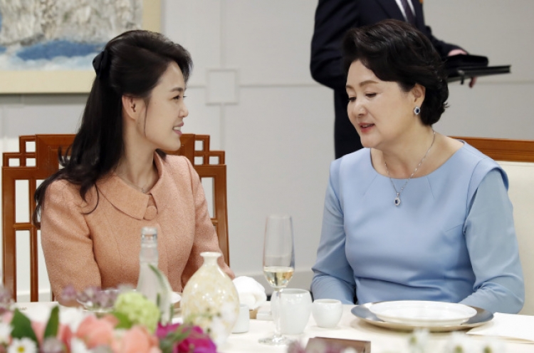 [Newsmaker] ‘Instant bond’ between first ladies of two Koreas grabs attention