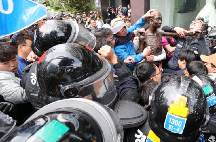 Police, civic activists clash over statue for forced labor victims in Busan