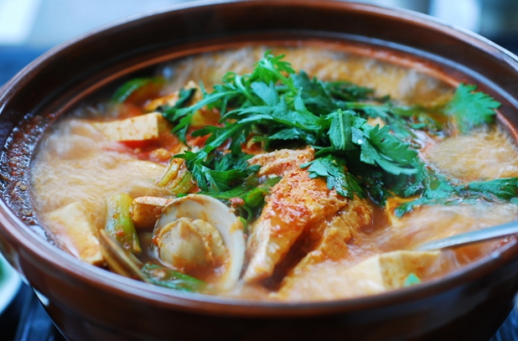 [Home Cooking] Domi Maeuntang (Spicy fish stew made with red snapper)