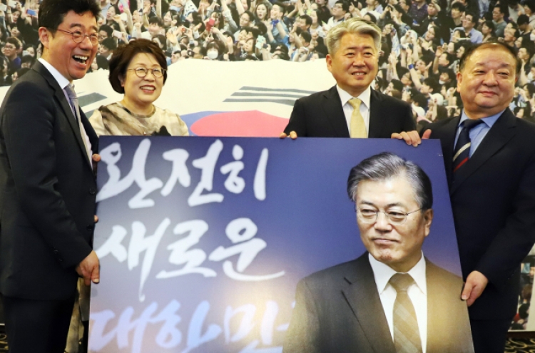 Moon's approval rating jumps to 11-month high on historic summit