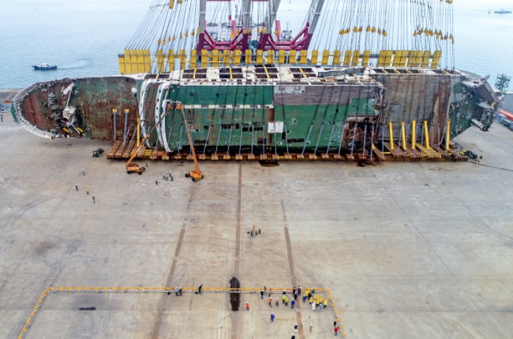 [Photo News] Setting the Sewol ferry upright