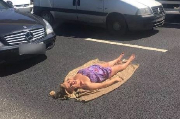 고속도로에서 선탠하는 ‘간큰’ 여자