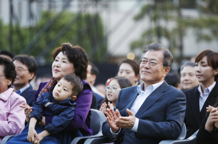 Moon's approval rating drops to 76.3%