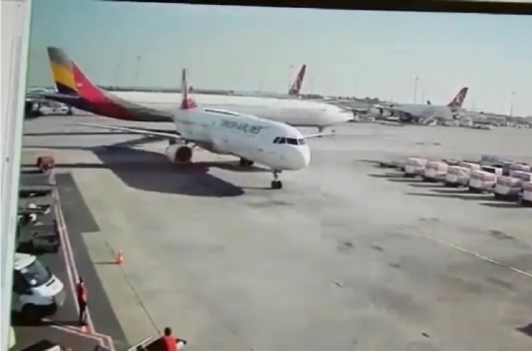 Asiana plane has collision in Istanbul Airport