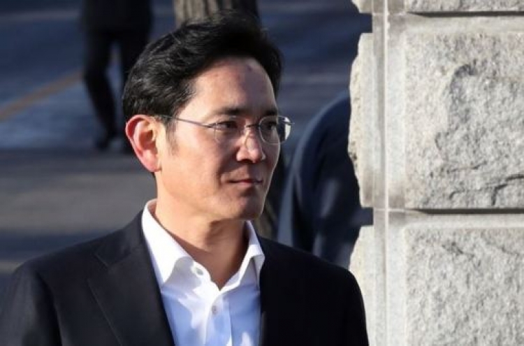 Samsung chief extends term as group's foundation head