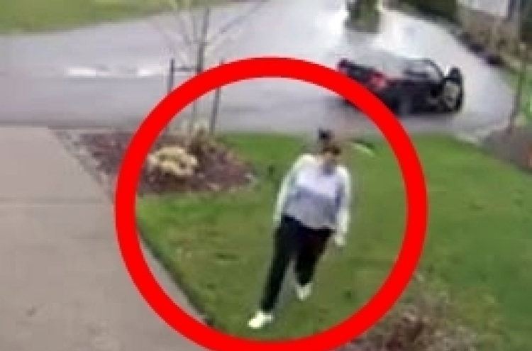 (영상) 택배 훔치던 여성 발 다치고 ‘즉결 심판’