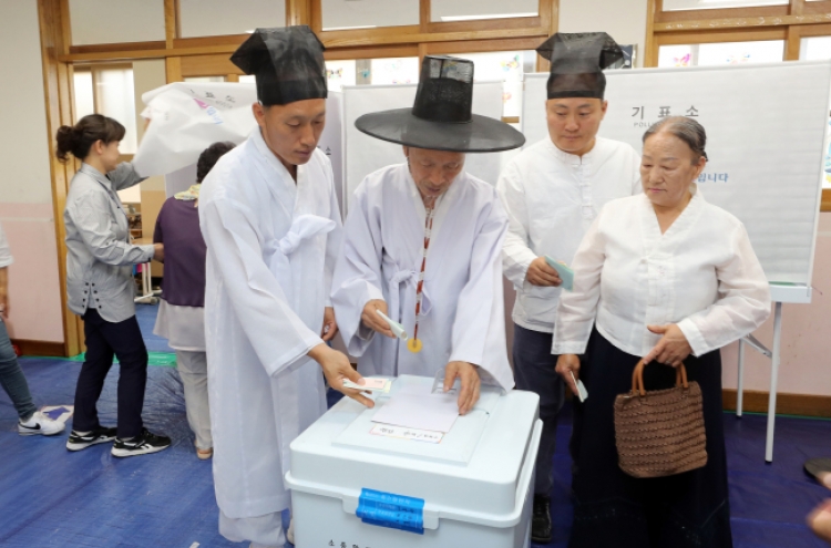 [Photo News] South Koreans at the polls for June 13 local elections