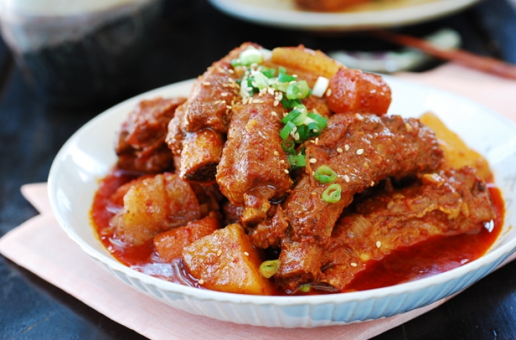 [Home Cooking] Slow cooker spicy braised pork ribs (maeun dweji galbijjim)