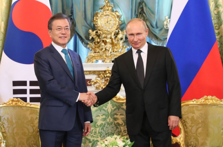 Moon, Putin vow efforts to launch FTA talks, boost cooperation