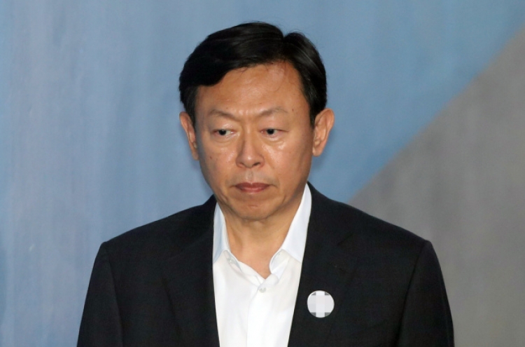 Lotte’s top executives head to Japan on motion to dismiss group chairman from board