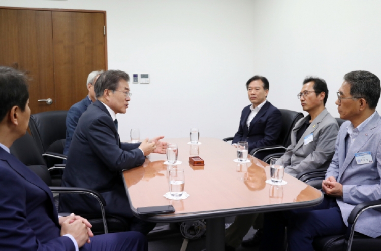 Moon meets with labor leaders, raises hope for normalization of social dialogue