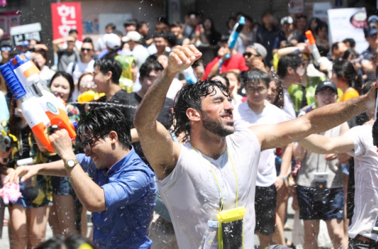 [Photo News] Water Gun Festival in Sinchon quenches summer heat