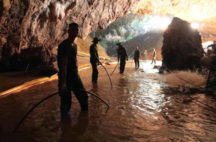 Thai officials aim to rescue kids from cave before rain hits