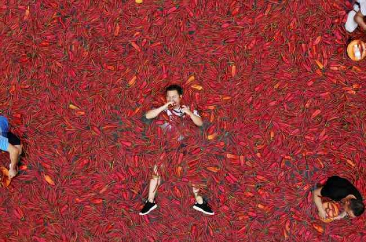 [Photo News] Chinese go for a very spicy dip