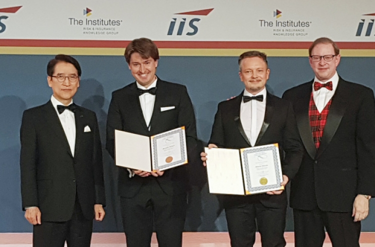 IIS honors co-authors of paper on digital insurance with Shin Award