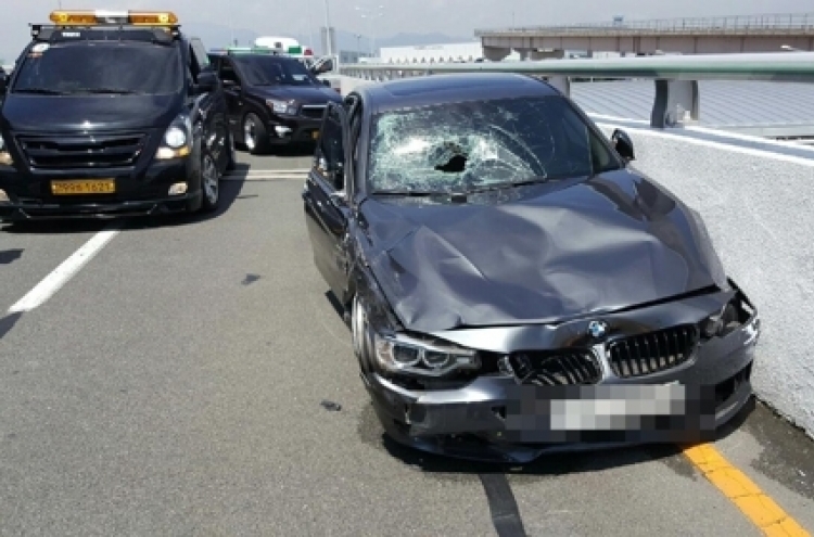 김해공항 BMW 질주사고 영상에 '부글'…피해자 이틀째 의식없어